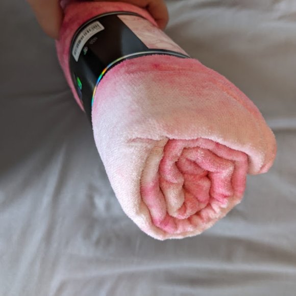 NWT Forever 21 Pink and White Marble Beach Towel - Picture 6 of 6